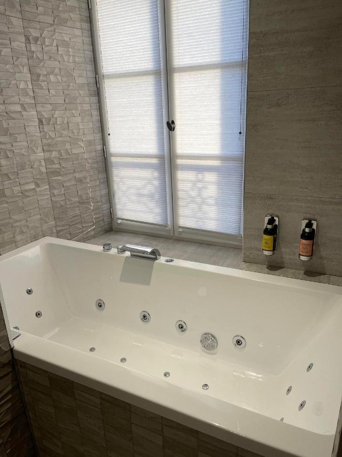 Chateau Des Hauts De Provins Hotel Champcenest Екстериор снимка
